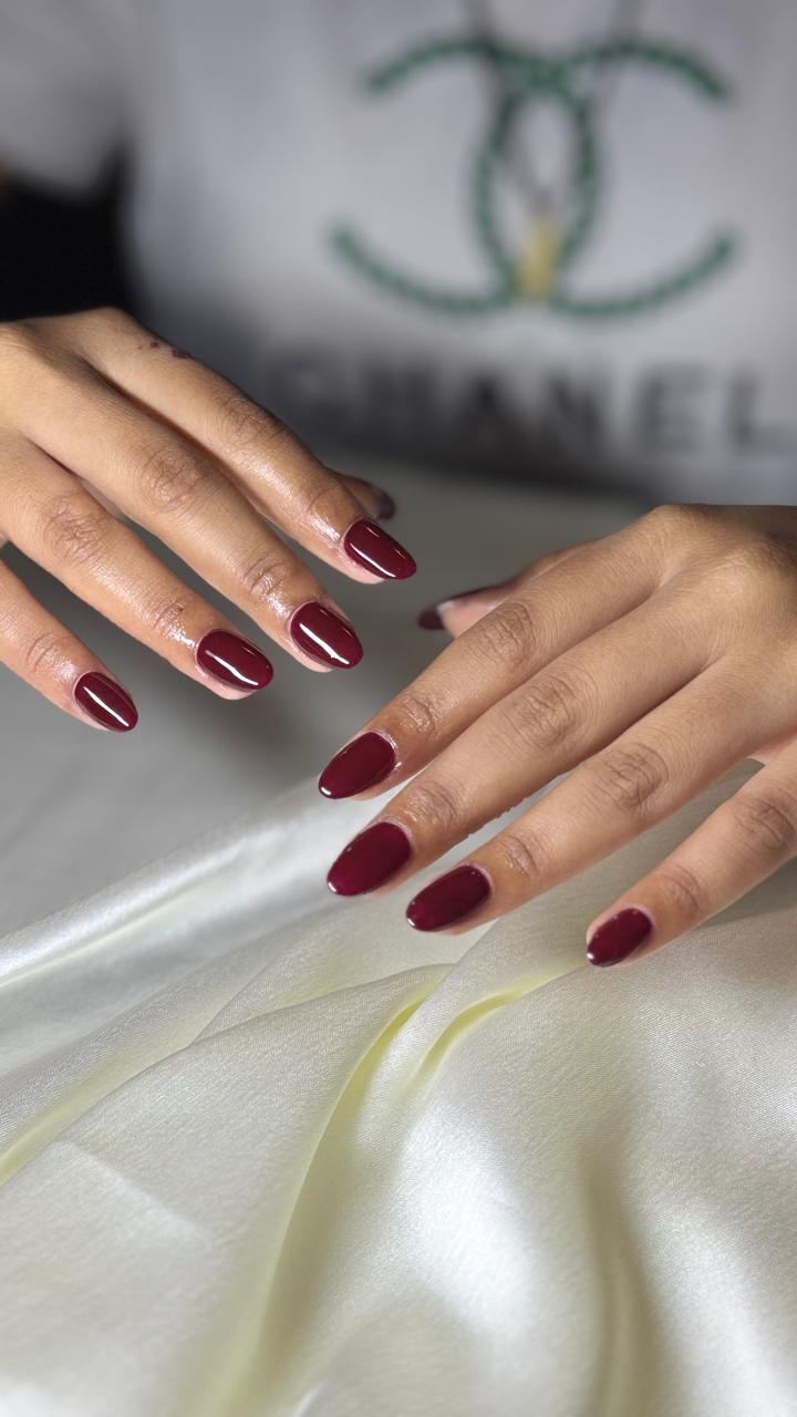 Minimalist Nail Art 2